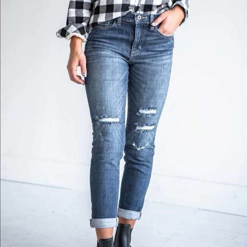 ✨Cropped Distressed Blue Jeans
Sneak Peek✨